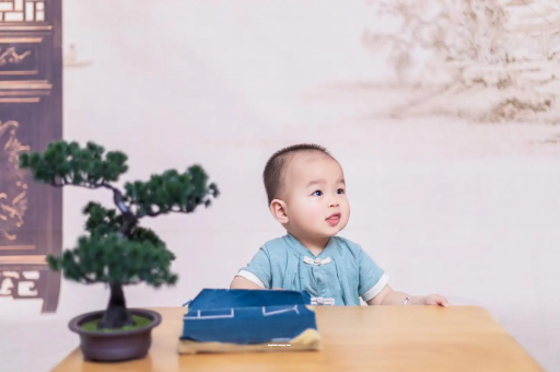 东明怀孕肚子中间凹两边凸