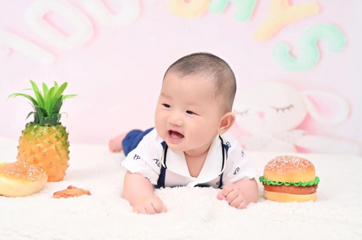 东明宝宝在妈妈肚子里